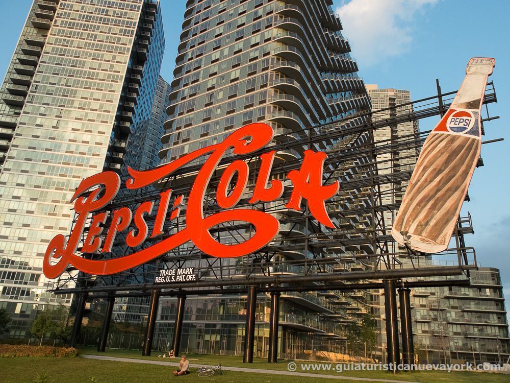 El letrero de Pepsi en el Gantry Plaza State Park