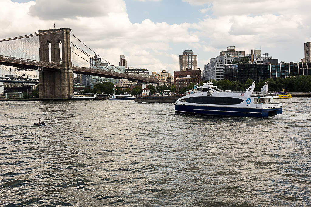 NYC Ferry, cerca del puente de Brooklyn NYC Ferry, cerca del puente de Brooklyn