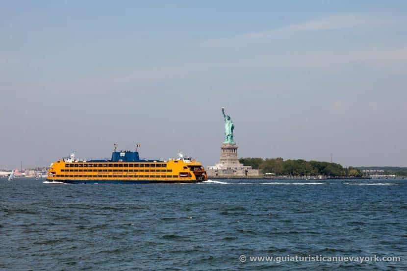 Ferry de Staten Island pasando al lado de Estatua de la Libertad