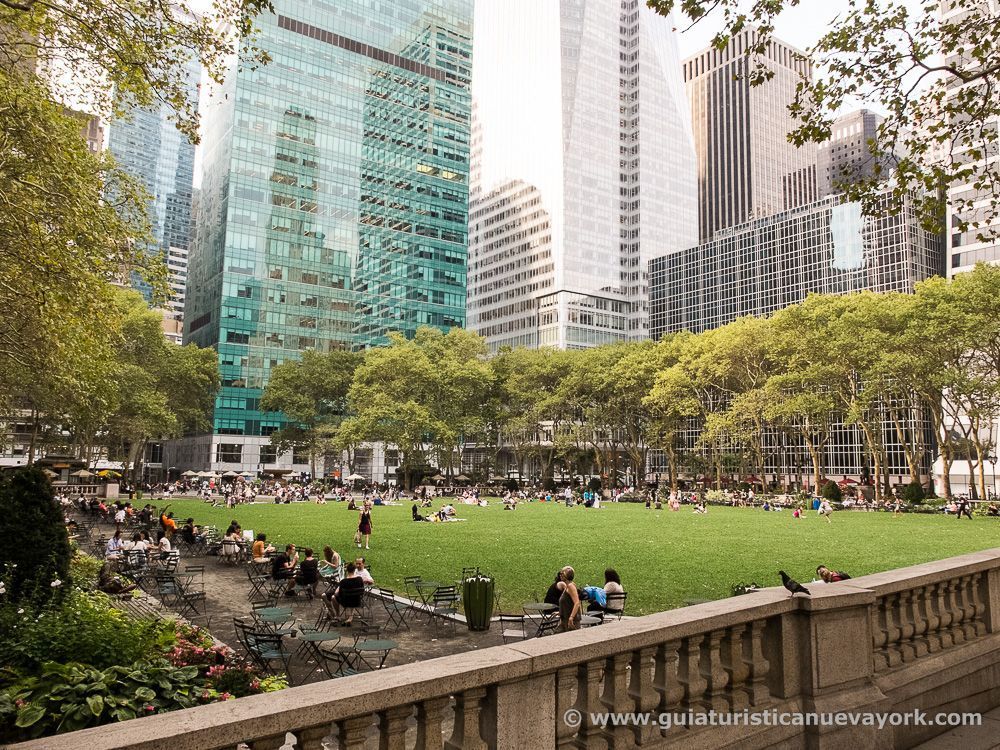 Pradera de Bryant Park llena de gente