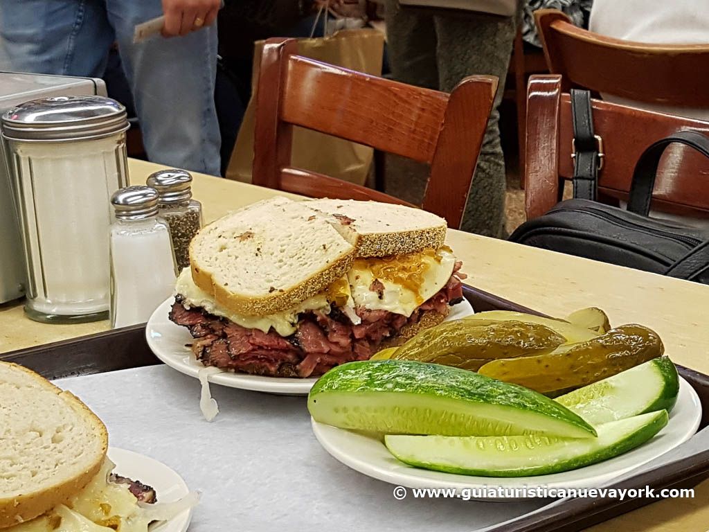 Los famosos sandwich de pastrami de Katz's Delicatessen