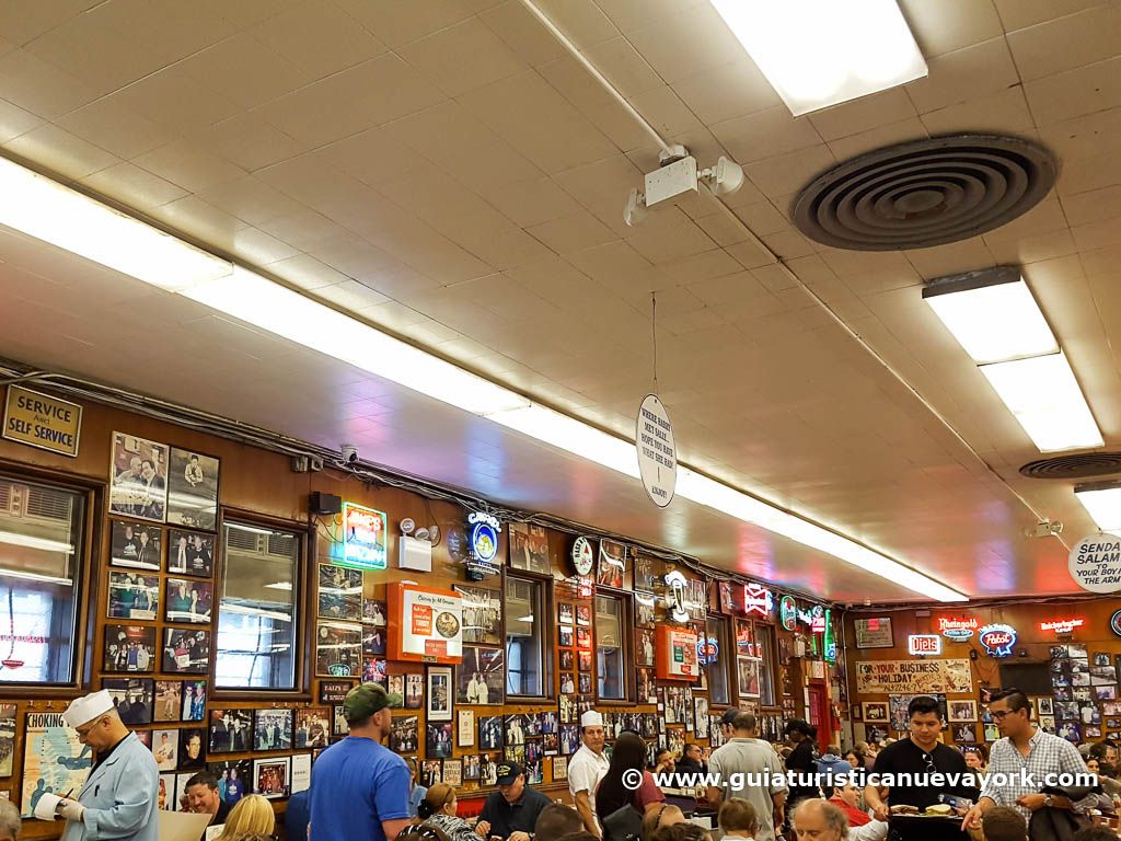 Interior de Katz's Delicatessen