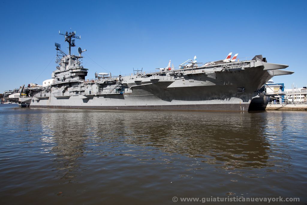 El portaaviones Intrepid visto desde el muelle