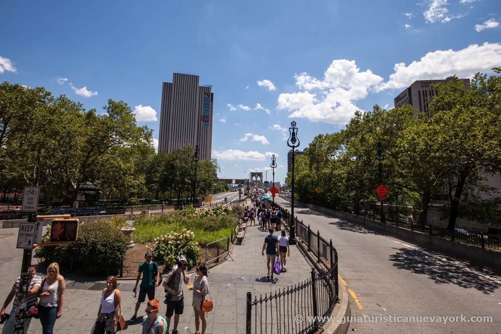 En la entrada al puente de Brooklyn desde Manhattan
