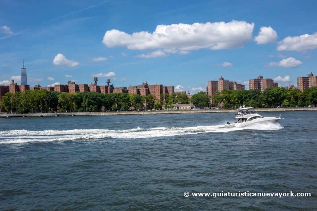 One World Observatory desde el rio East de día