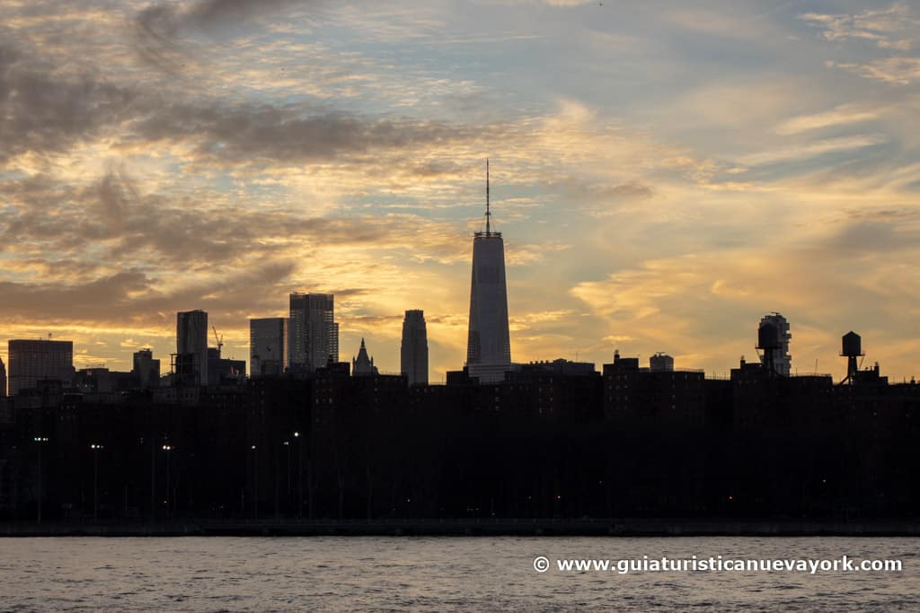 One World Observatory desde el rio East de noche