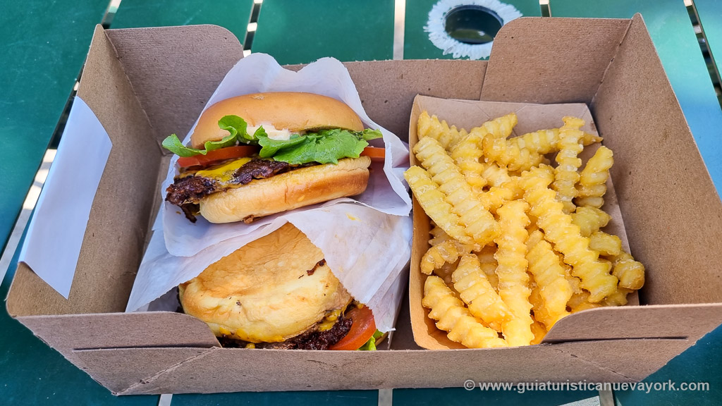 La famosa hamburguesa y patatas fritas de Shake Shack