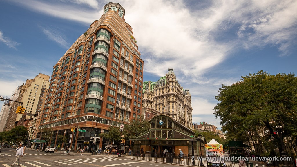 The Alexandria, y al fondo, The Ansonia