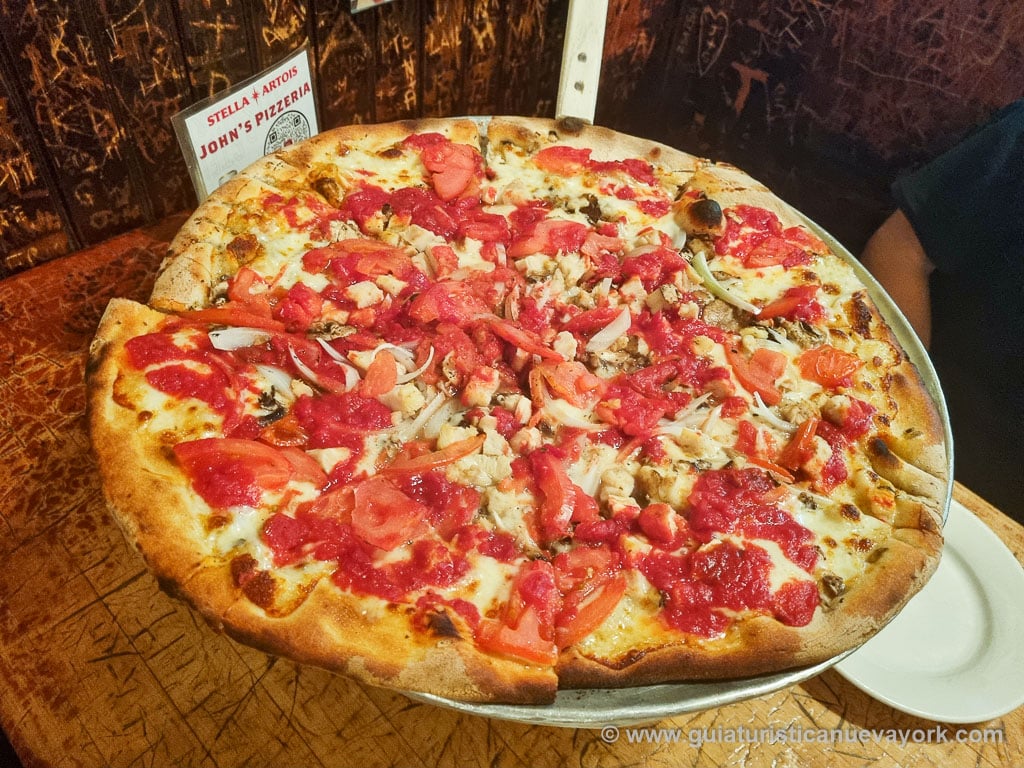 La famosa pizza de John's pizzeria