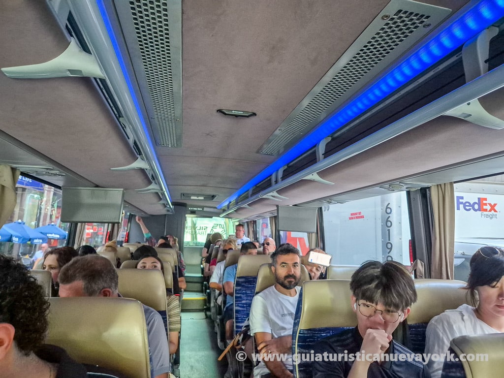 Interior del cómodo autobus de la excursión a Woodbury