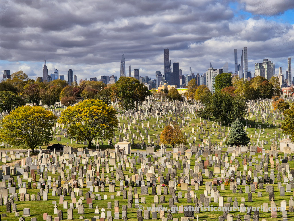 El cementerio de Calvary, en Queens, y al fondo Manhattan
