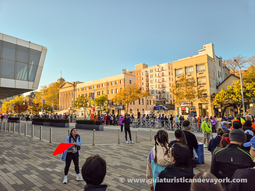 Las filas para subir al autobús que te lleva a la salida