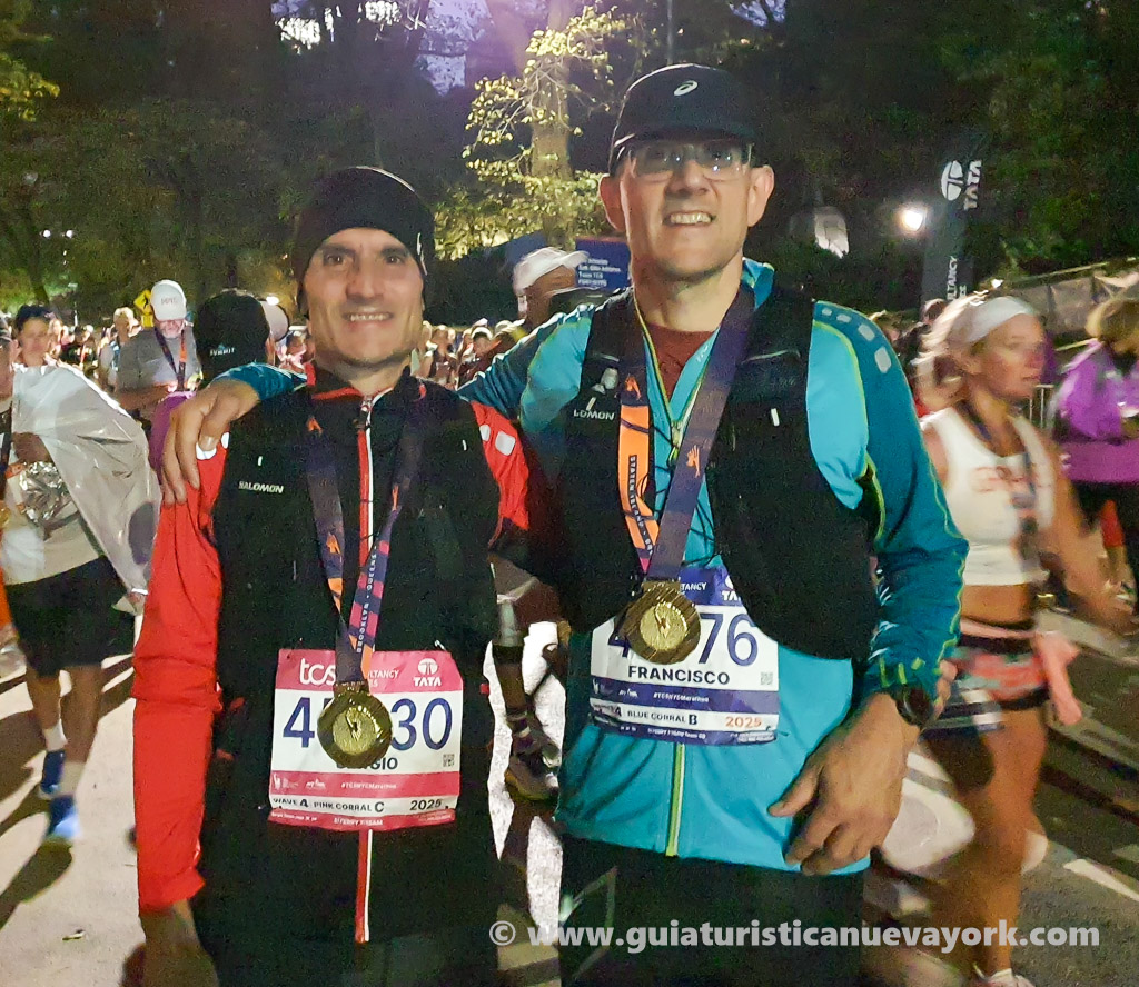 Con mi hermano, nada más cruzar la meta de la maratón